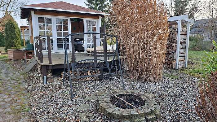 Badzuber, Poolhaus und Feuerstelle