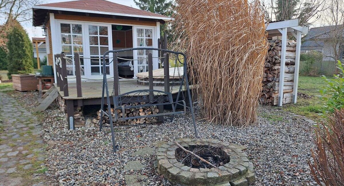 Badzuber, Poolhaus und Feuerstelle