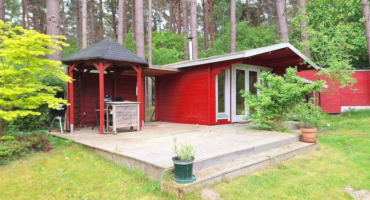 Terrasse und Gartenhaus