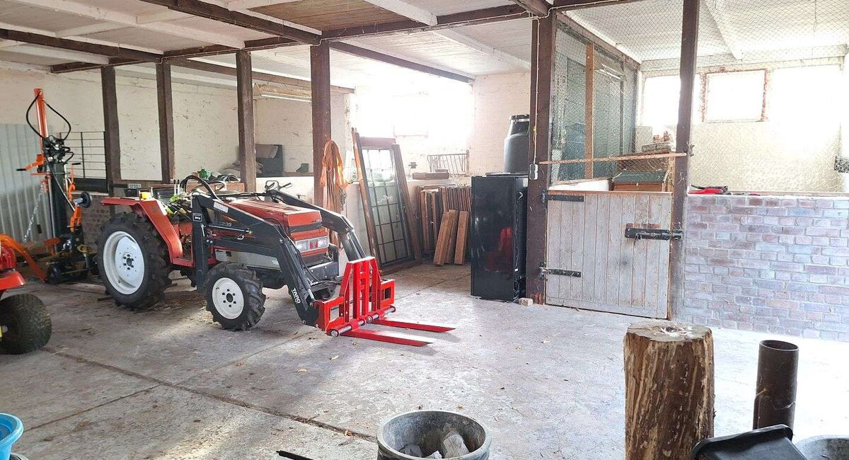 Stall mit 3 Pferdeboxen